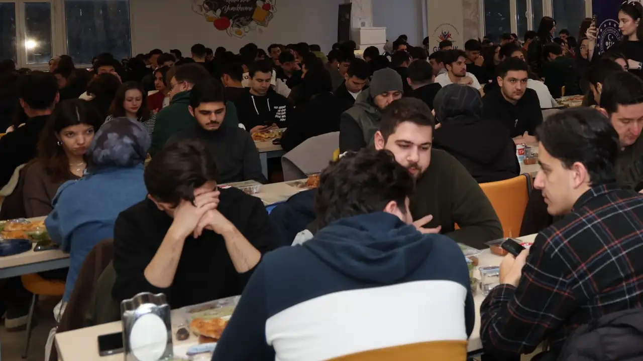Trabzon’da protokol gençlerle sahur ve iftar sofralarında buluştu