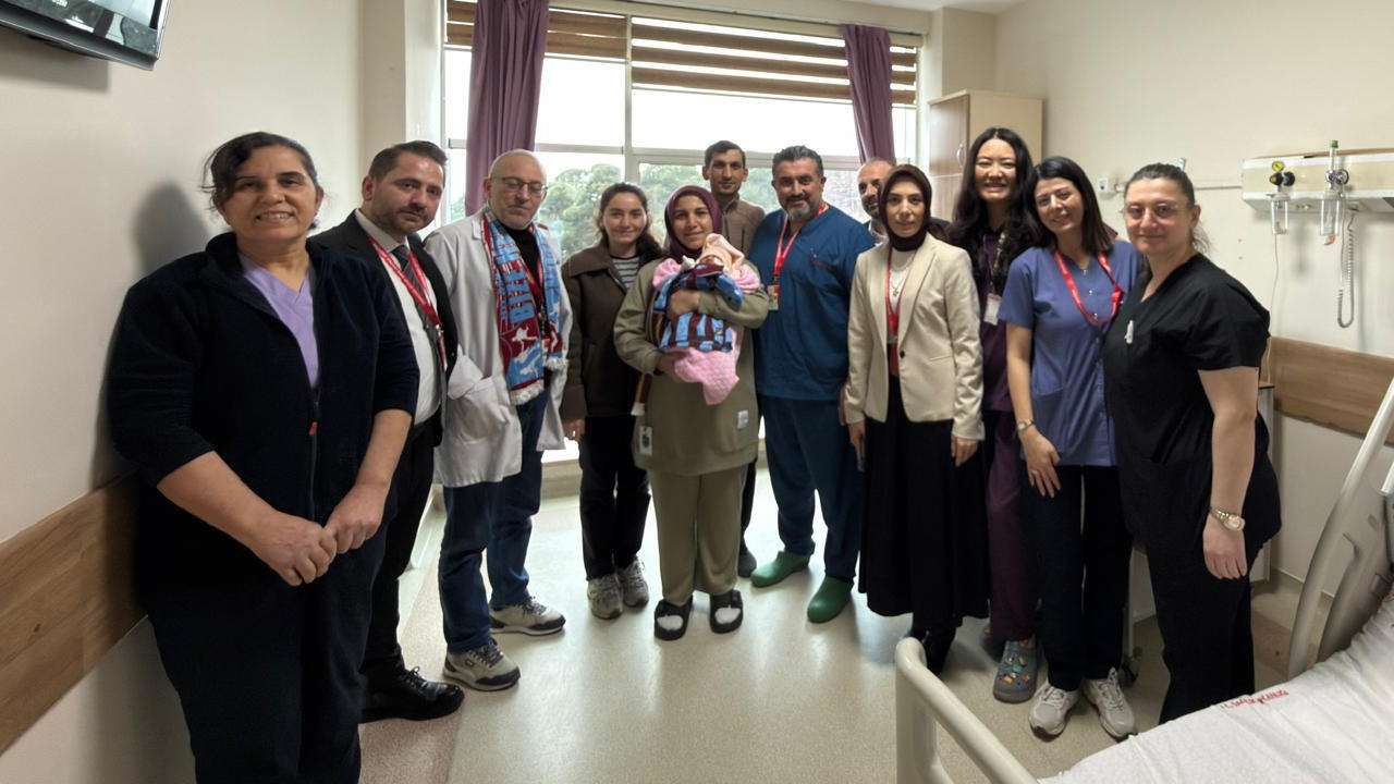 Akçaabat Haçkalı Baba Devlet Hastanesi’nde doğan 61. bebek Asya bebeğe Trabzonspor forması verildi