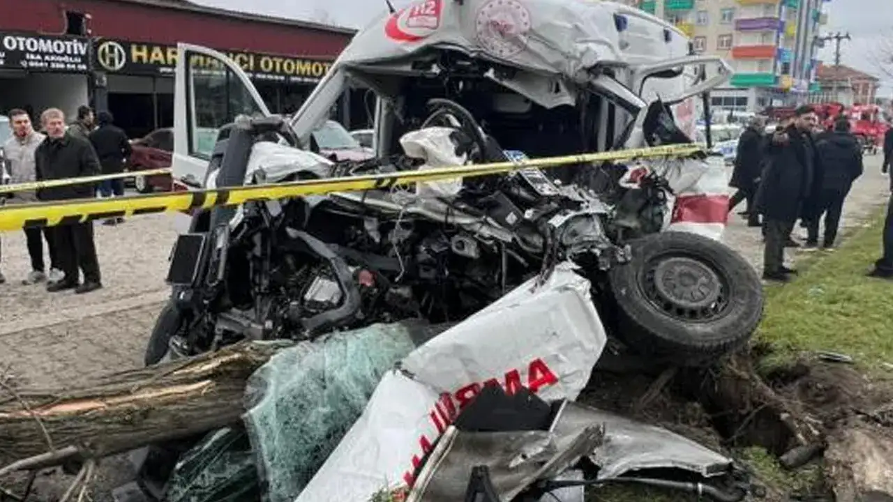 Samsun’da ambulans ile fındık yüklü kamyon çarpıştı: 1 ölü, 3 yaralı