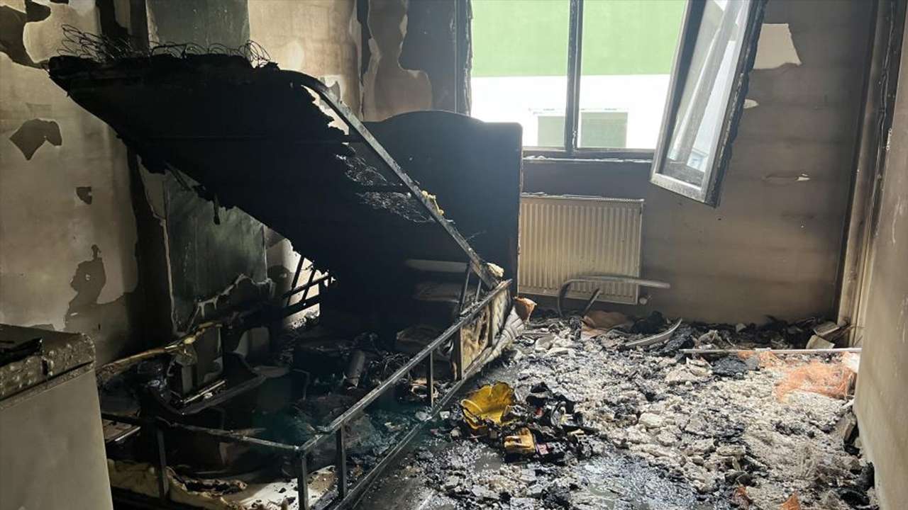 Apartman dairesinde korkutan yangın: Alevler bir anda evi sardı!