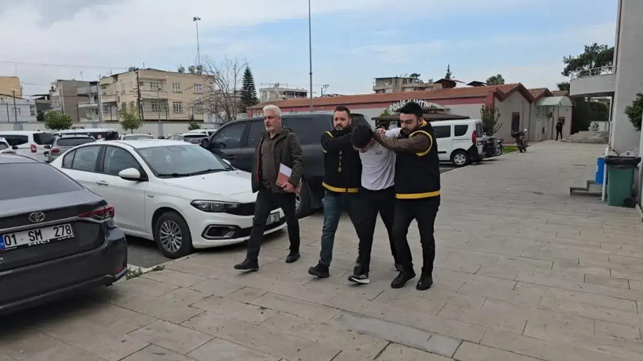 Camı kırıp ziynet çaldılar, altınları parmaklarına takıp eğlendiler