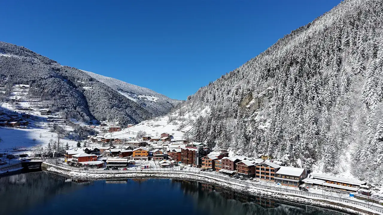 Uzungöl beyaza büründü, rezervasyonlar yüzde 80’e çıktı