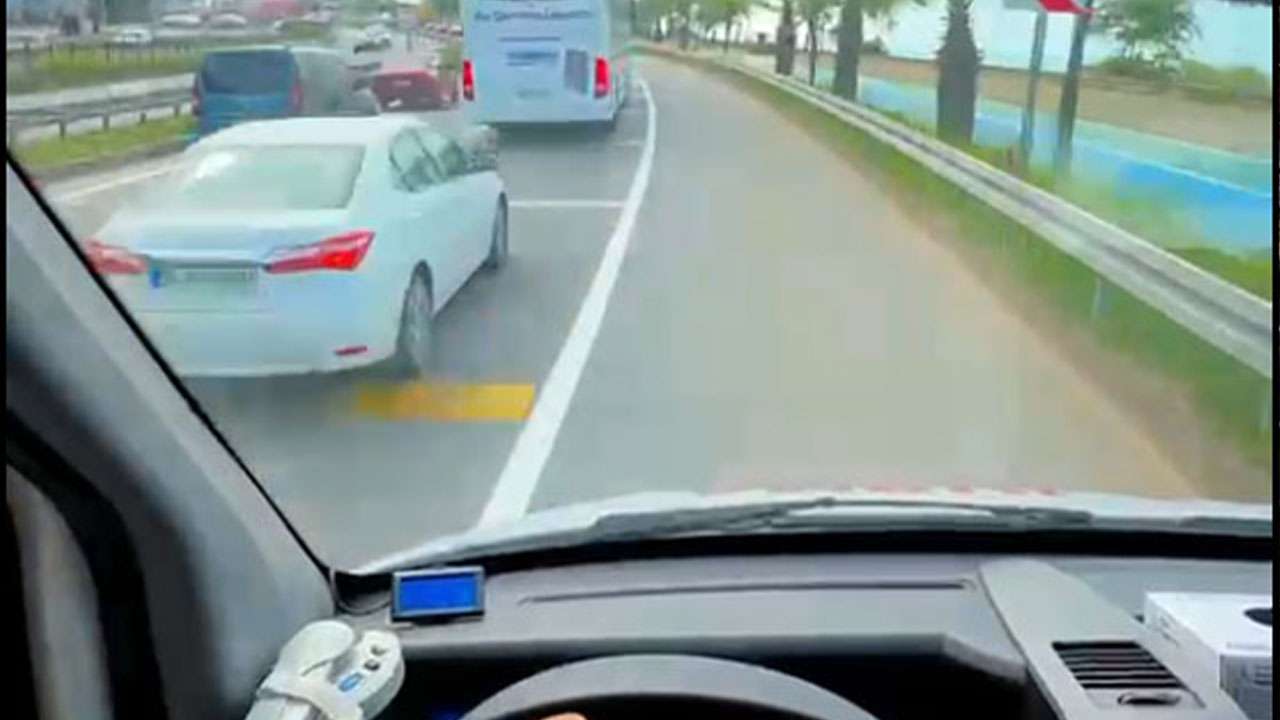 Giresun'da sürücülerin emniyet şeridi hassasiyeti ambulans şoförünün kamerasına yansıdı