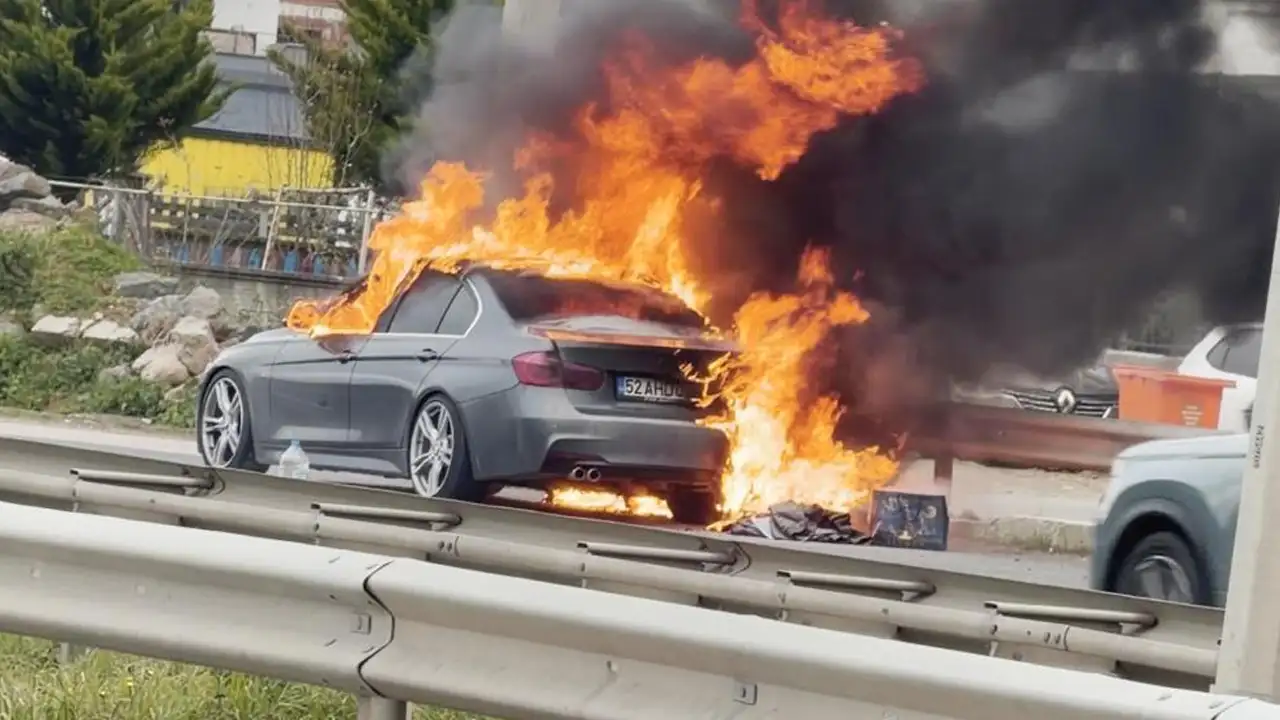 Seyir halindeki lüks otomobil küle döndü: O anlar kamerada