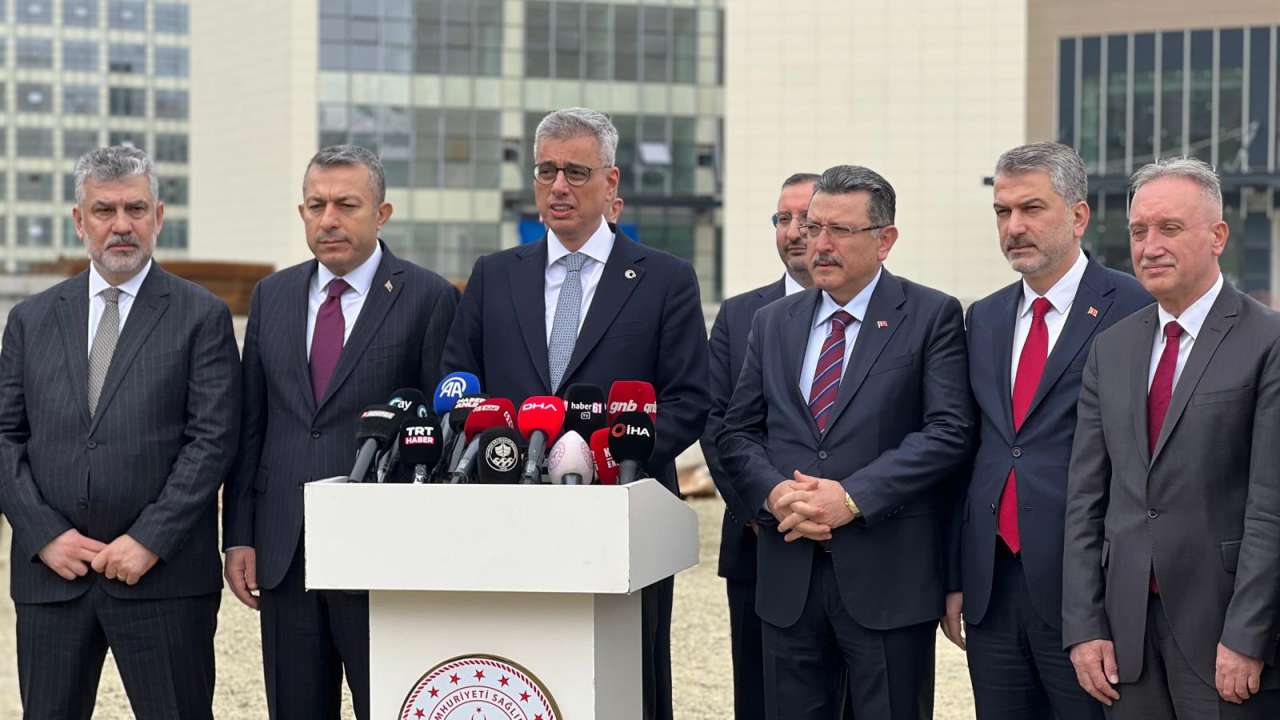 Trabzon Şehir Hastanesi için “kayıyor” iddialarına net yanıt! Bakan yerinde açıkladı