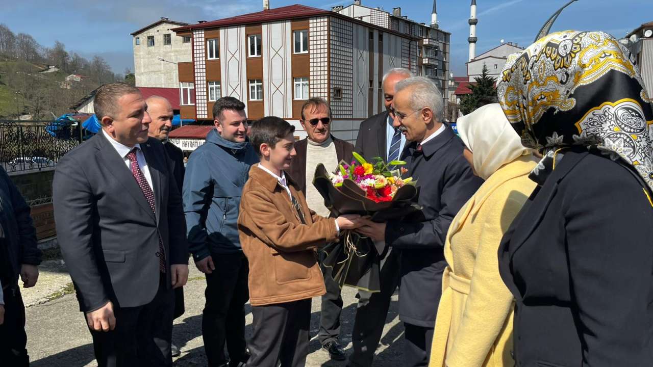 Hayrat'da Bakan Uraloğlu Rüzgarı: Herkesi tek tek dinledi, esnafla buluştu