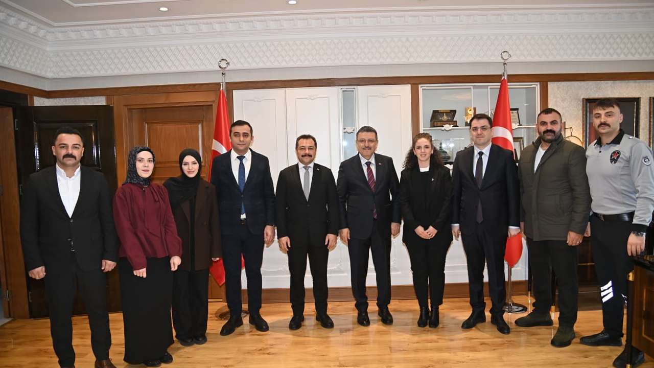 Trabzon Büyükşehir Belediye Başkanı Genç personelle bayramlaştı