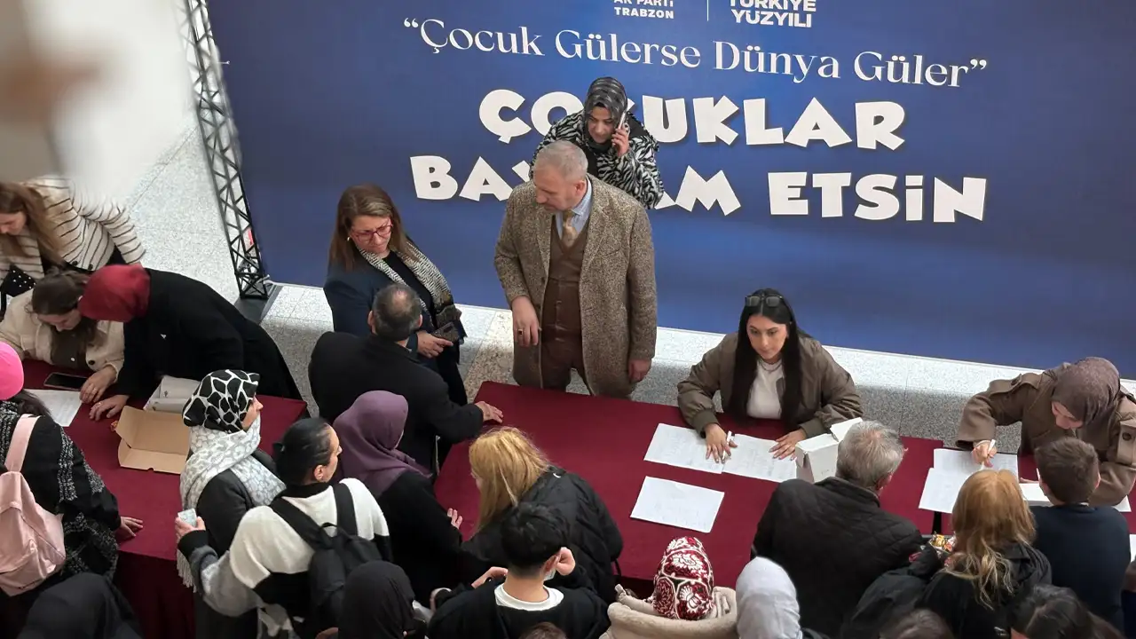 AK Parti Trabzon’dan yetim çocuklara bayramlık desteği