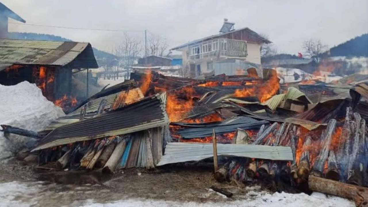 Bölgemizde korkutan yangın: Ev, ahır ve kül oldu