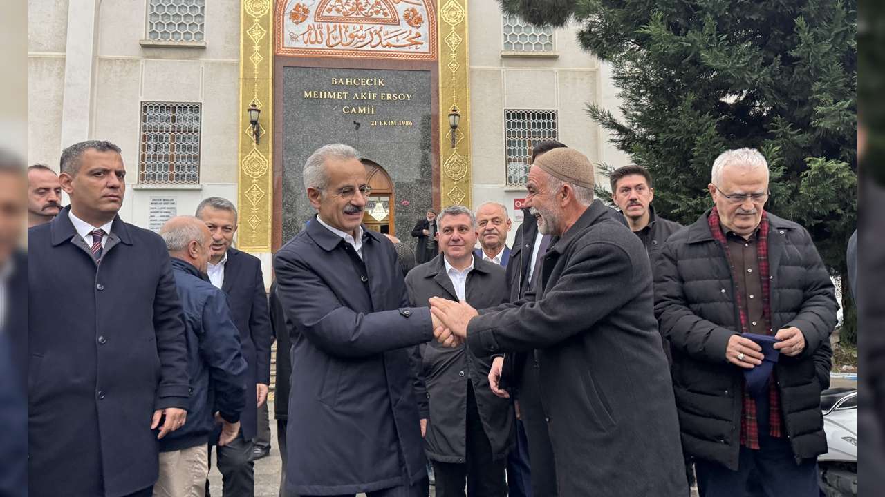 Bakan Uraloğlu Bayram Namazını Trabzon'da kıldı