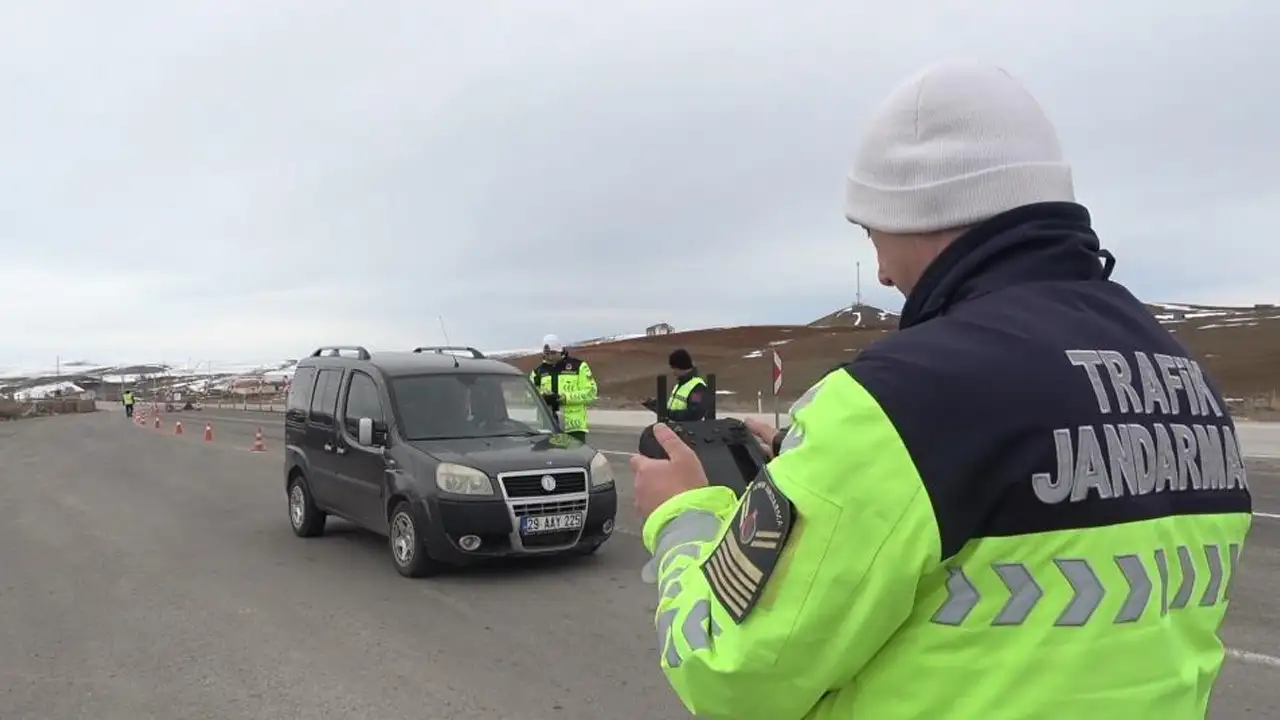 Bayburt’ta bayram trafiğinde hem karadan hem havadan denetim