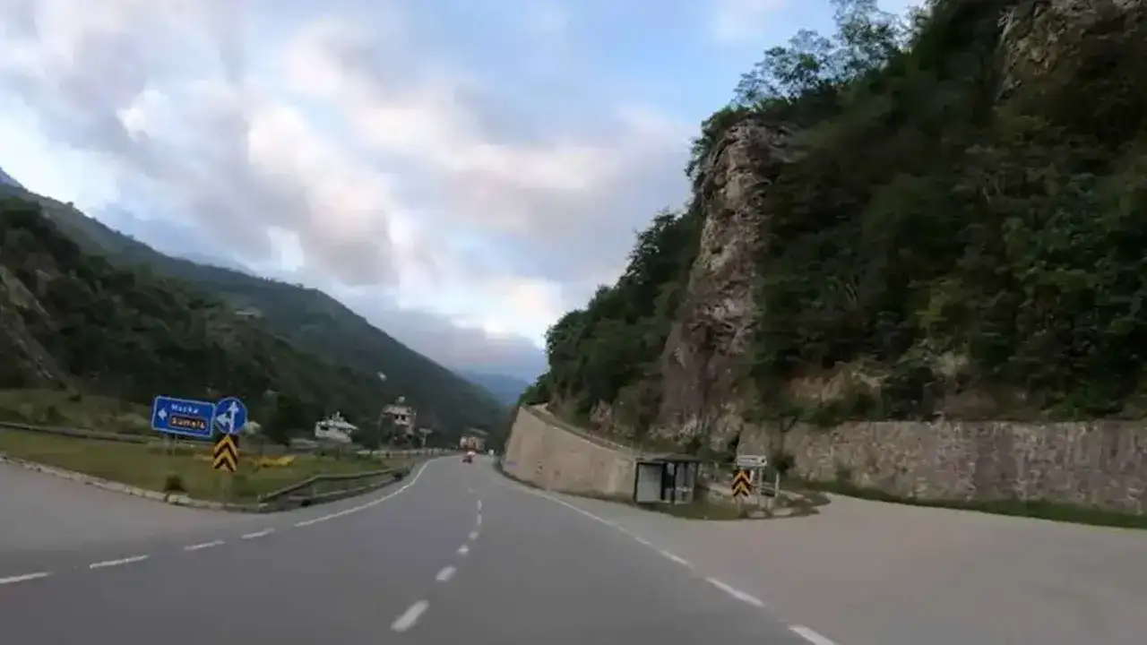 Trabzon yolunda dikkat! Ulaşıma servis yolundan izin veriliyor