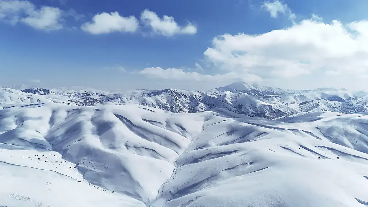 Bayburt’un yüksekleri beyaza büründü, kartpostallık görüntüler oluştu