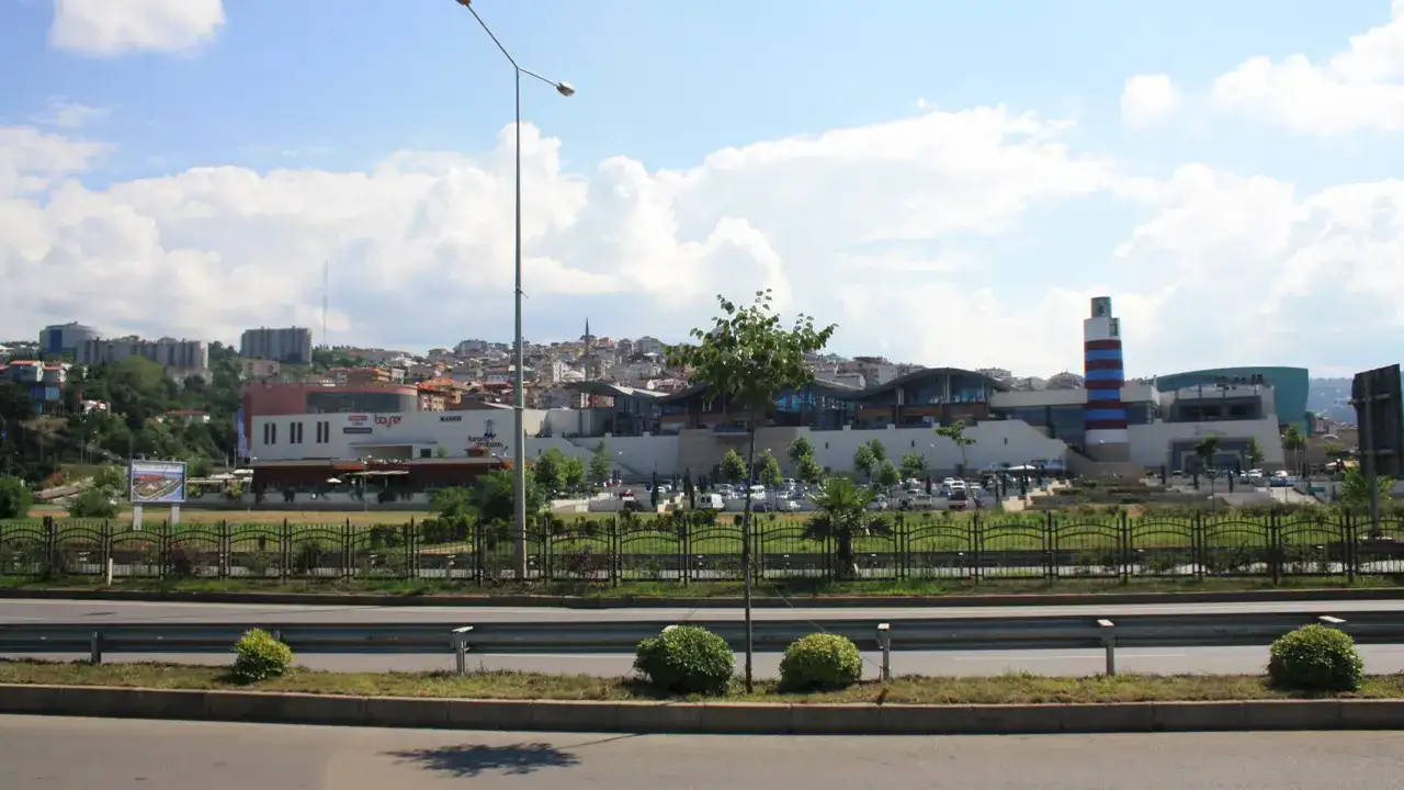 Trabzon’da Forum AVM mevkiinde yol çalışması! Ulaşım tek şeritten sağlanıyor