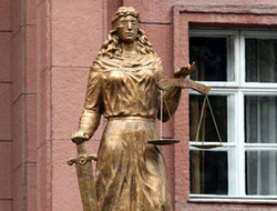 Taciz etti, dosya bekledi, kurtuldu