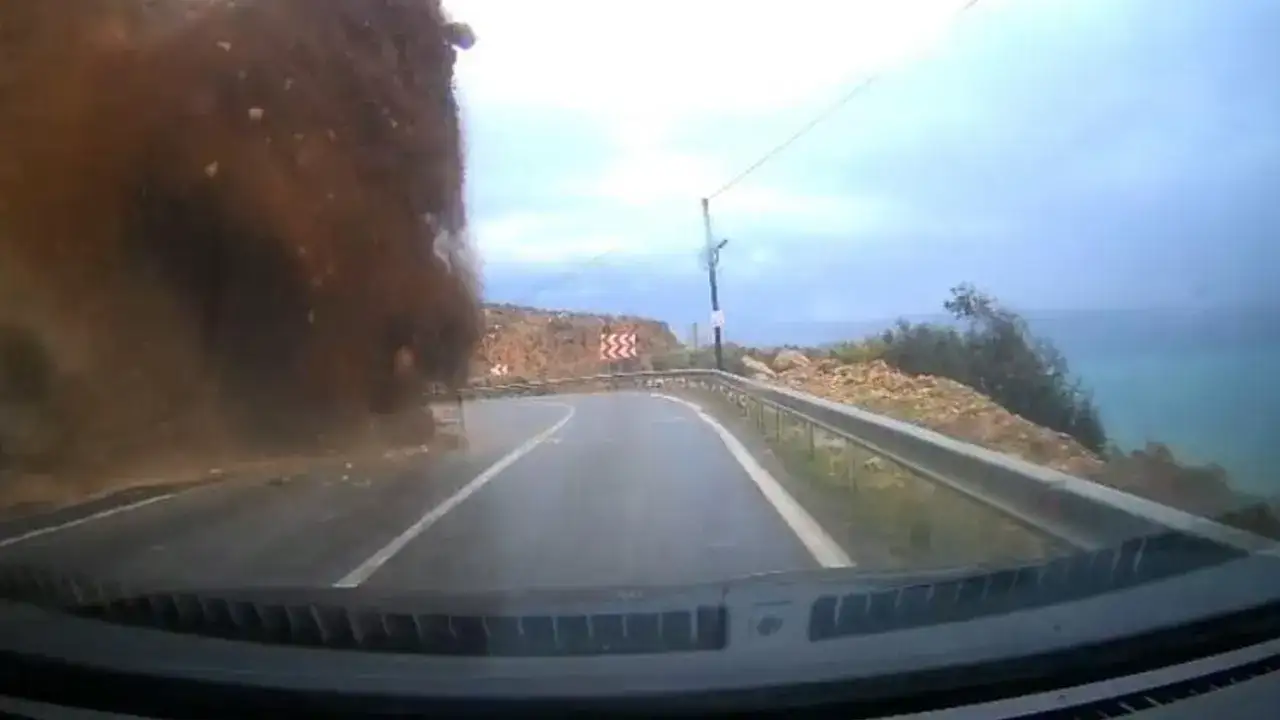 Mersin-Antalya yolunda heyelan dehşeti kamerada!