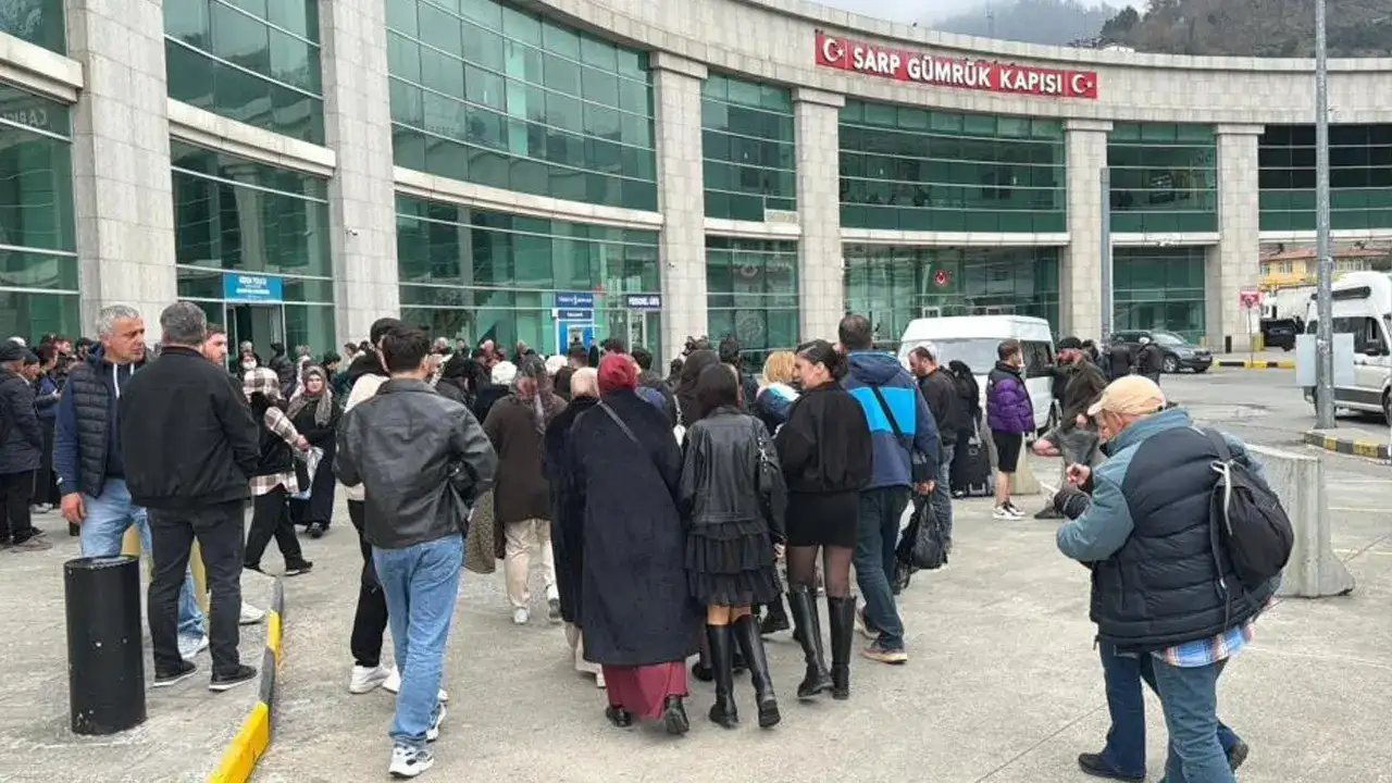 Sarp Sınır Kapısı’nda bayram yoğunluğu! Batum’a akın var