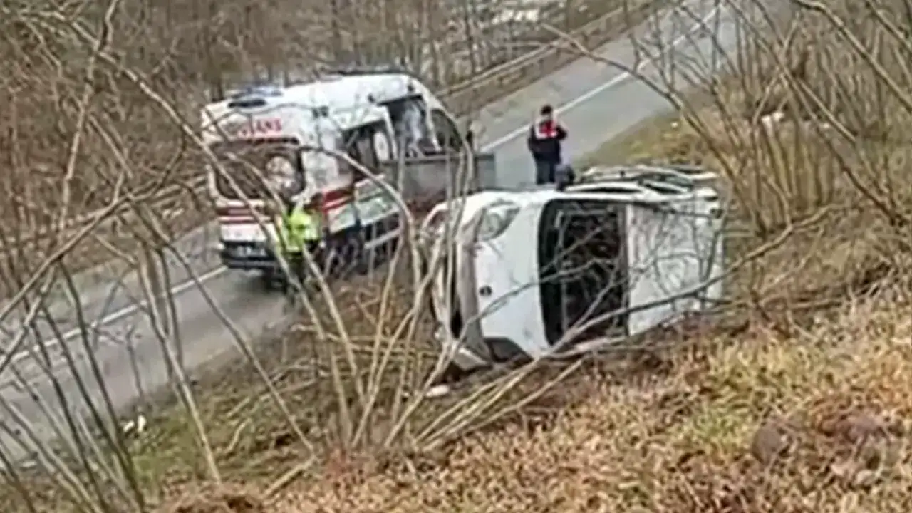 Araklı’da araç fındık bahçesine yuvarlandı!