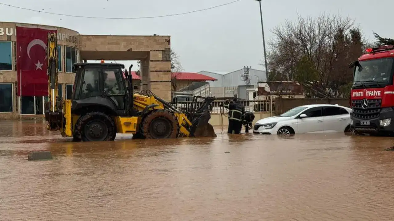 Şanlıurfa’da sel alarmı! 9 kişilik aile araçta mahsur kaldı