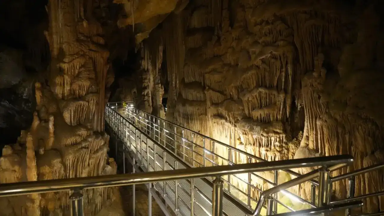 Bayram tatilinde Karaca Mağarası’na yoğun ilgi