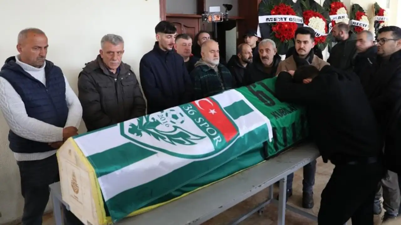 Öldürülen futbolcunun son yolculuğunda 61 numaralı forma detayı