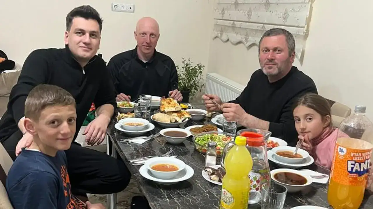 Alman turist Bayburt’ta iftara konuk oldu, hayran kaldı