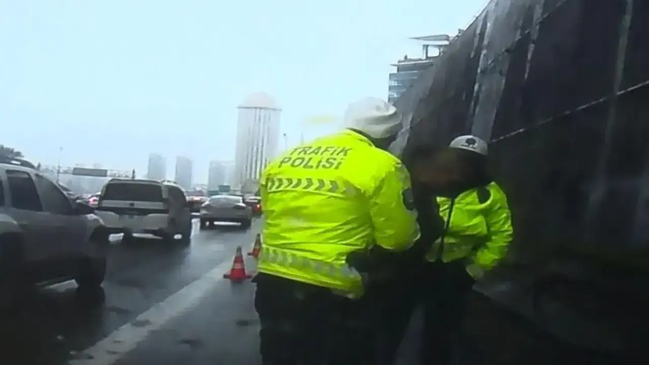 Küçükçekmece’de boğazına şeker kaçan sürücüyü polis kurtardı