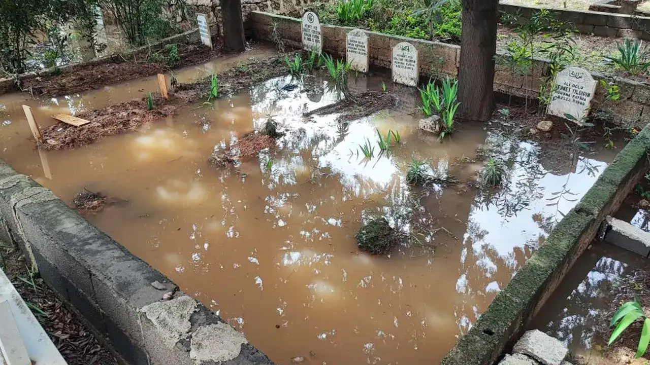 Adana’da mezarlık sular altında! Vatandaş kabirlere ulaşamadı