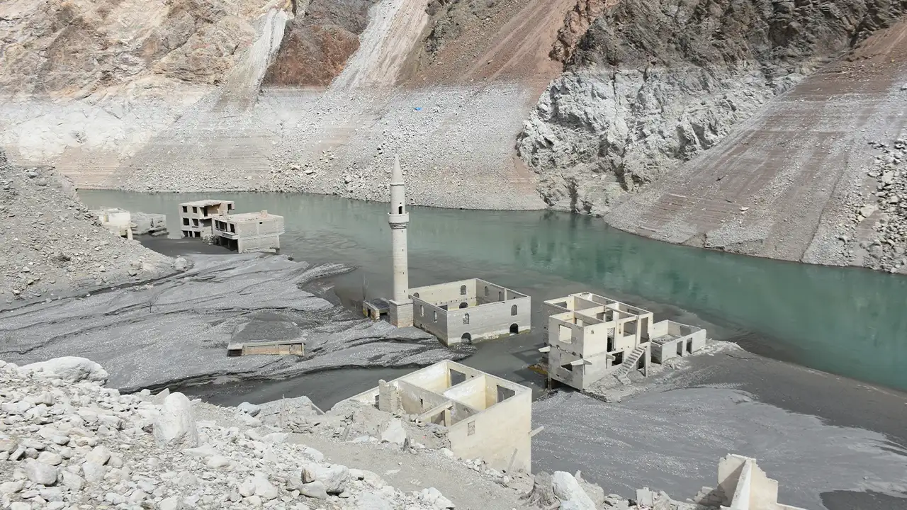 Artvin'de Deriner Barajı çekildi: Sular altındaki köy yeniden ortaya çıktı