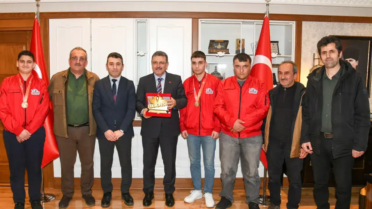 TEKNOFEST şampiyonlarından Başkan Genç’e ziyaret