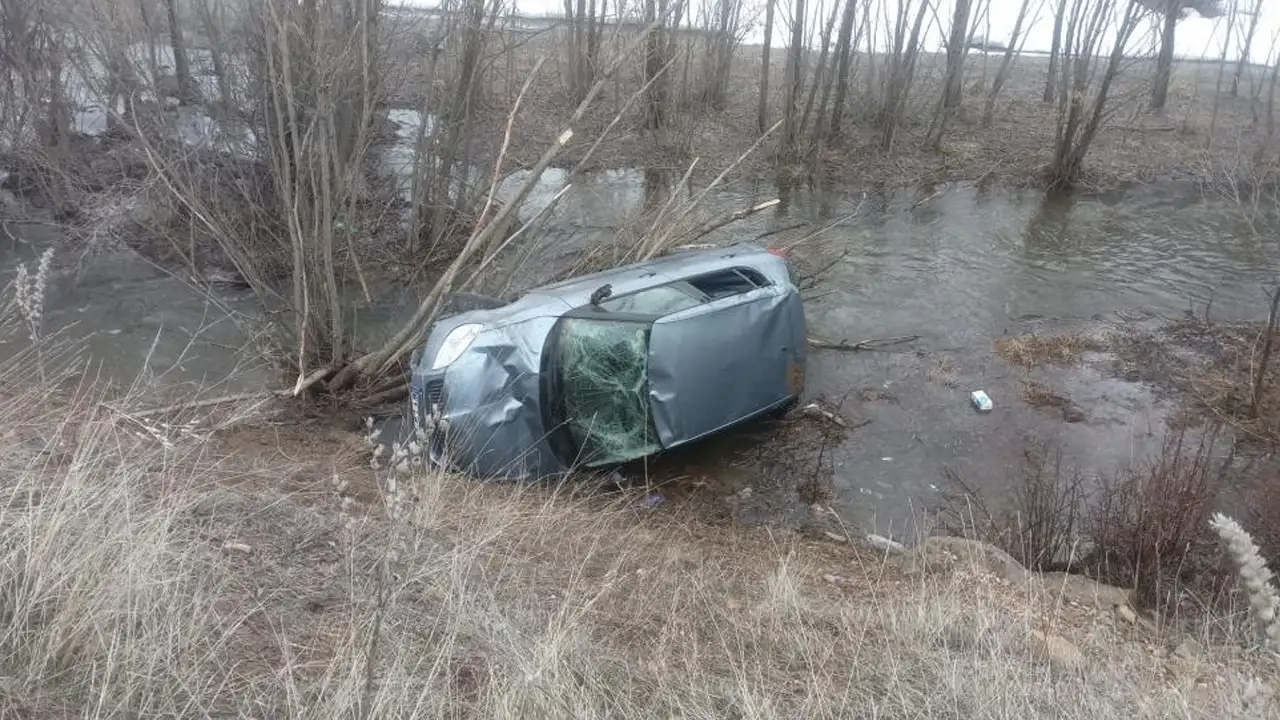 Bayburt’ta 61 plakalı otomobil dereye uçtu: Sürücü kazayı hafif atlattı