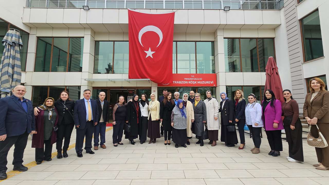 AK Parti Trabzon Kadın Kollarından huzurevine anlamlı bayram ziyareti
