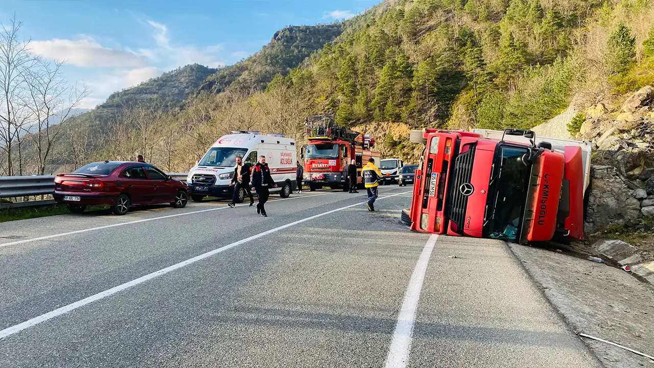 Artvin Borçka’da TIR devrildi: Sürücü ağır yaralı