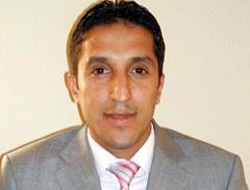 Kadın kollarına erkek başkan