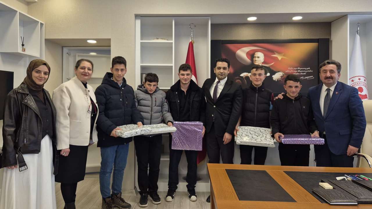 Düzköy Kaymakamı Polat’tan başarılı öğrencilere jest!