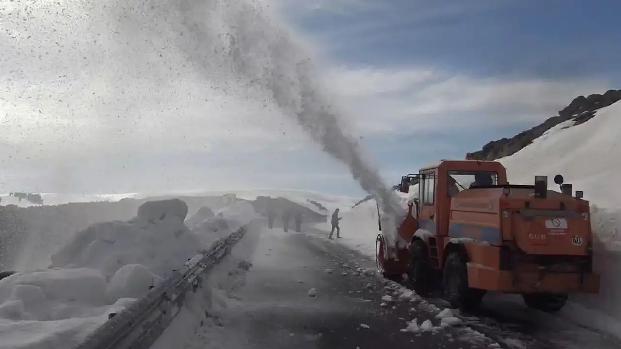 Ardahan-Artvin yolunda 4 ay sonra temizlik başladı: Yol açılıyor