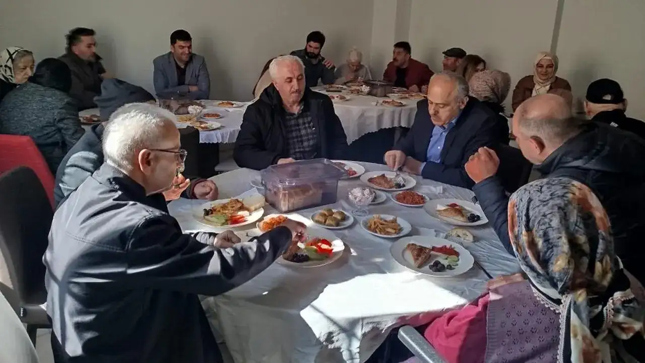 Bayburt’ta huzurevinde anlamlı buluşma: Yaşlılar yakınlarıyla bir araya geldi