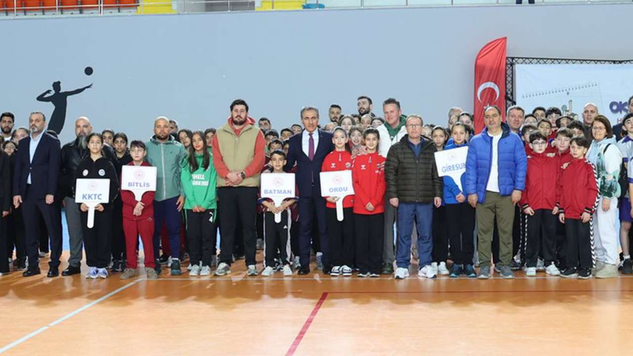 Trabzon’da voleybol yarı final heyecanı başladı! 14 okul Yomra’da mücadele ediyor
