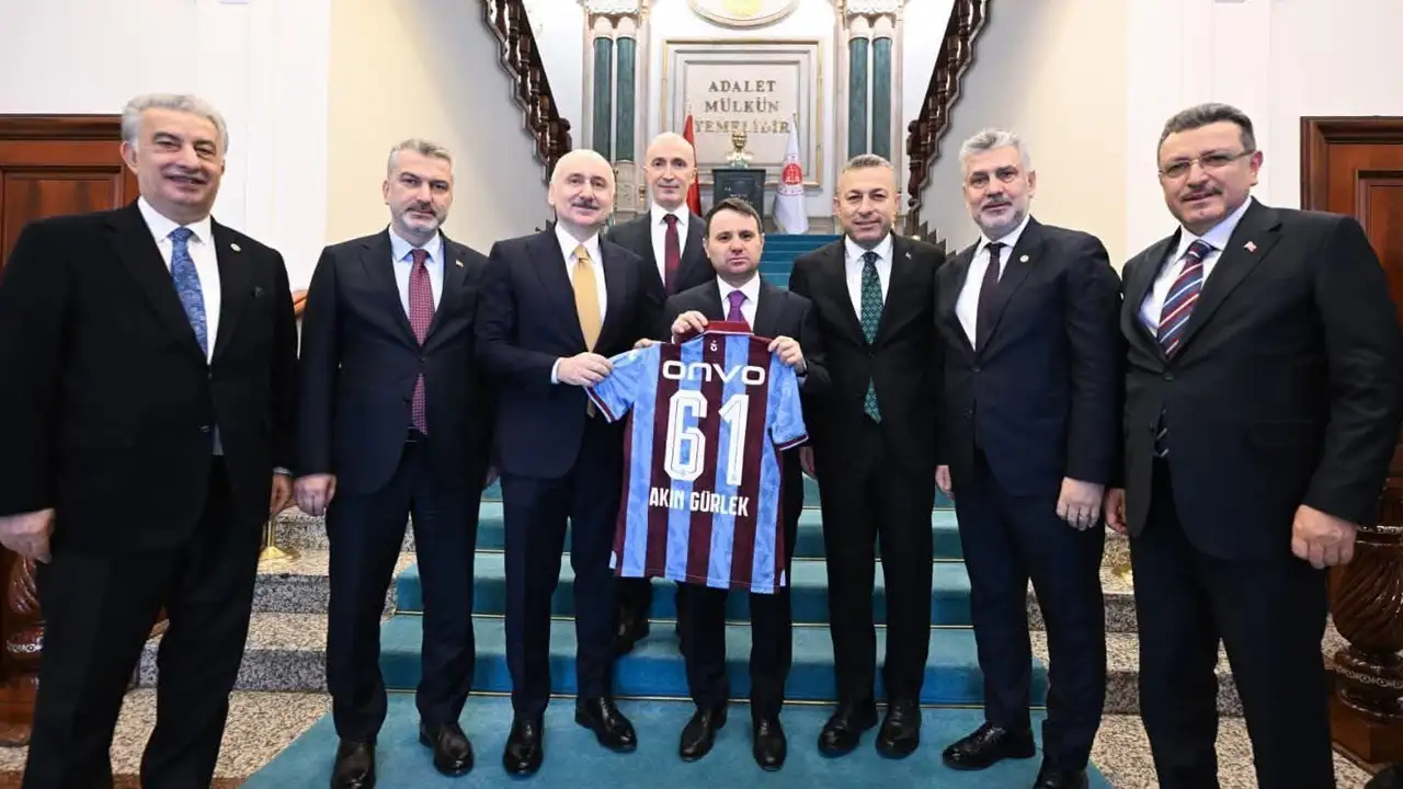 Mustafa Bak Başkent'te verilen fotoğraflarla ilgili: “Trabzonspor’u kirli siyasetinize alet edemezsiniz”
