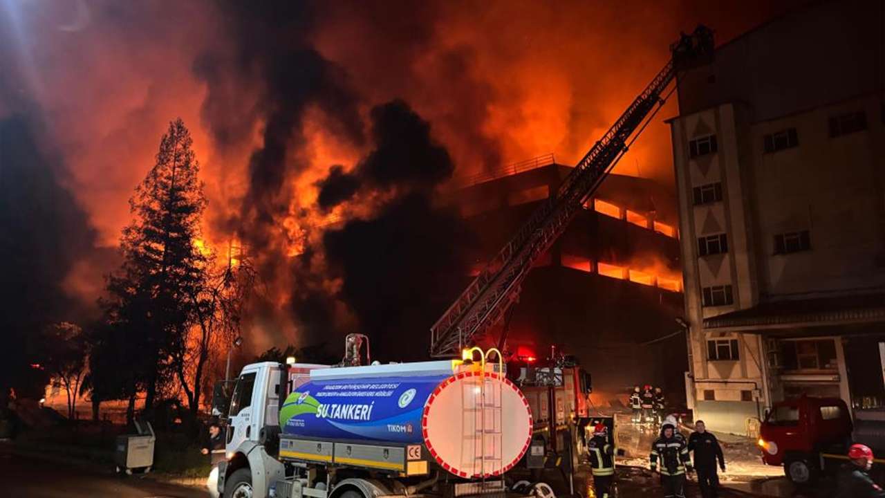 Trabzon’da fabrika yangını devam ediyor: Ekipler seferber oldu, müdahale sürüyor