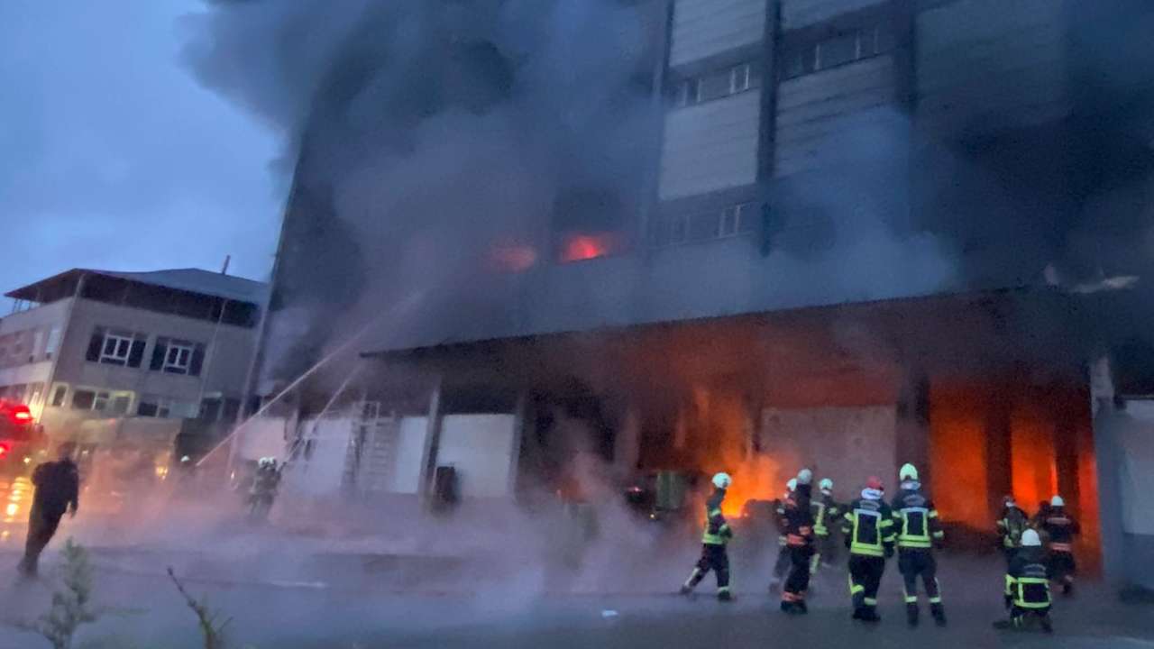 Büyükşehir’den Arsin OSB’deki yangına hızlı müdahale