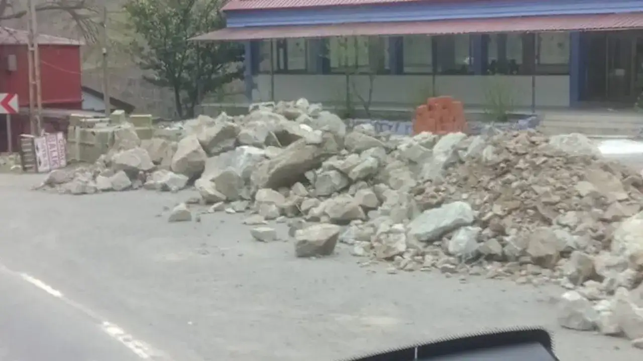 Araklı’da yol hafriyatla kapatıldı! Jandarma devrede