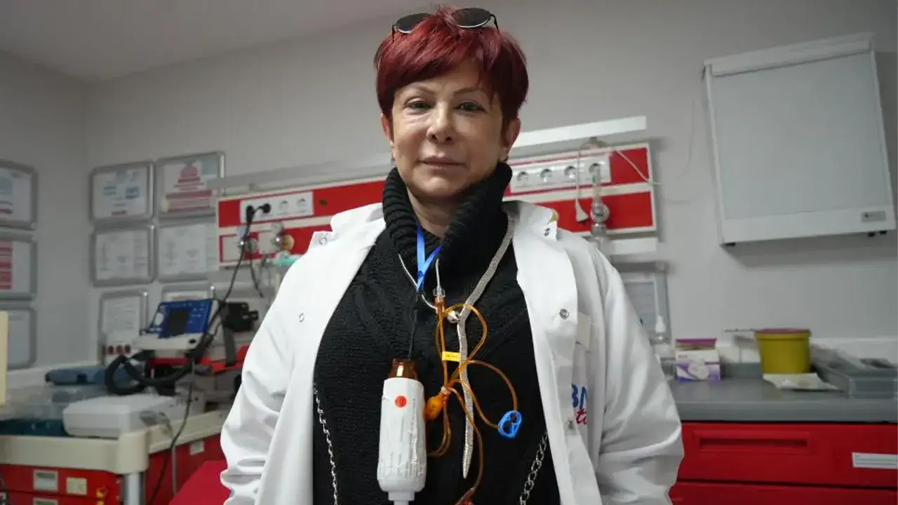 Boynunda kemoterapiyle nöbette: Hekimden hayran bırakan mücadele