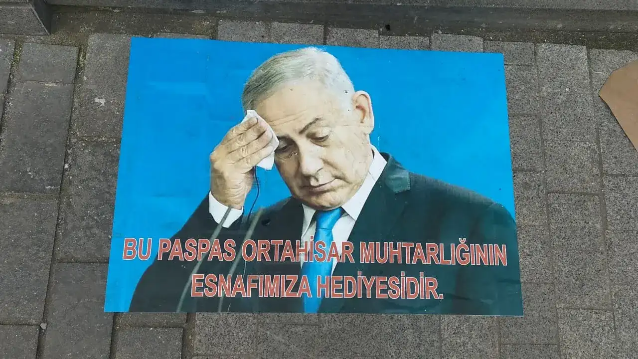 Trabzon esnafı Trump ve Netanyahu'yu paspas yaptı