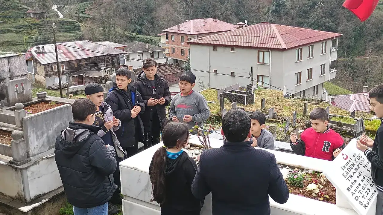 Hayrat’ta anlamlı proje: Şehitler mezarları başında anıldı