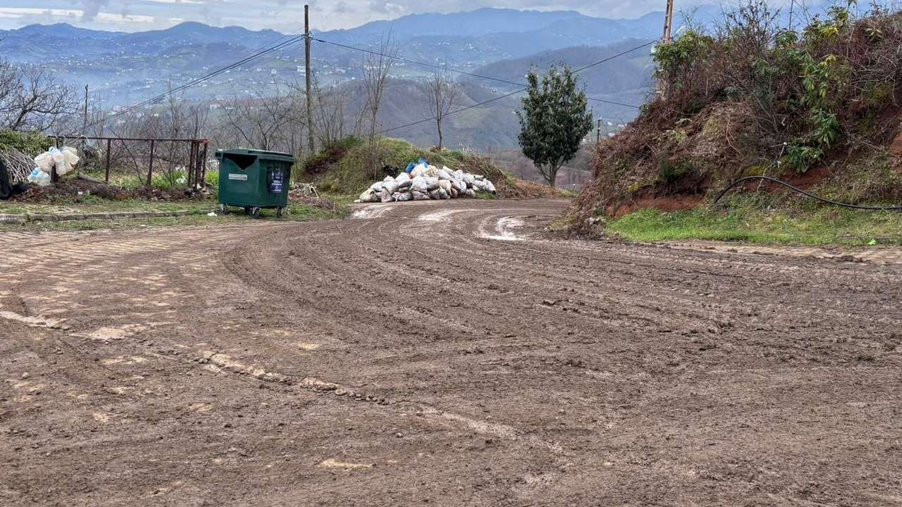 Vakfıkebir TOKİ sakinleri isyan etti! Çamur nedeniyle evlerine ulaşamıyorlar