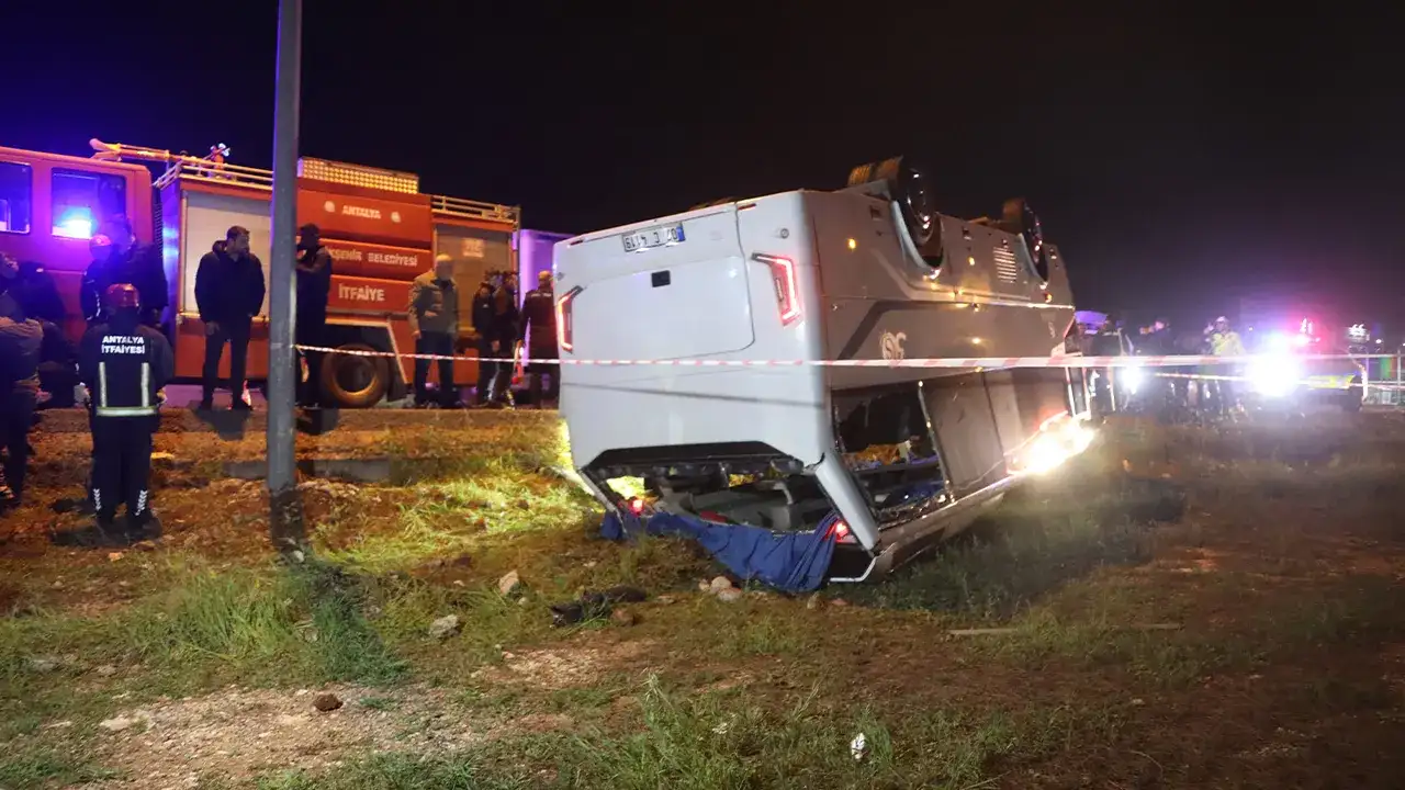 Antalya’da cezaevi personelini taşıyan servis devrildi: 16 yaralı