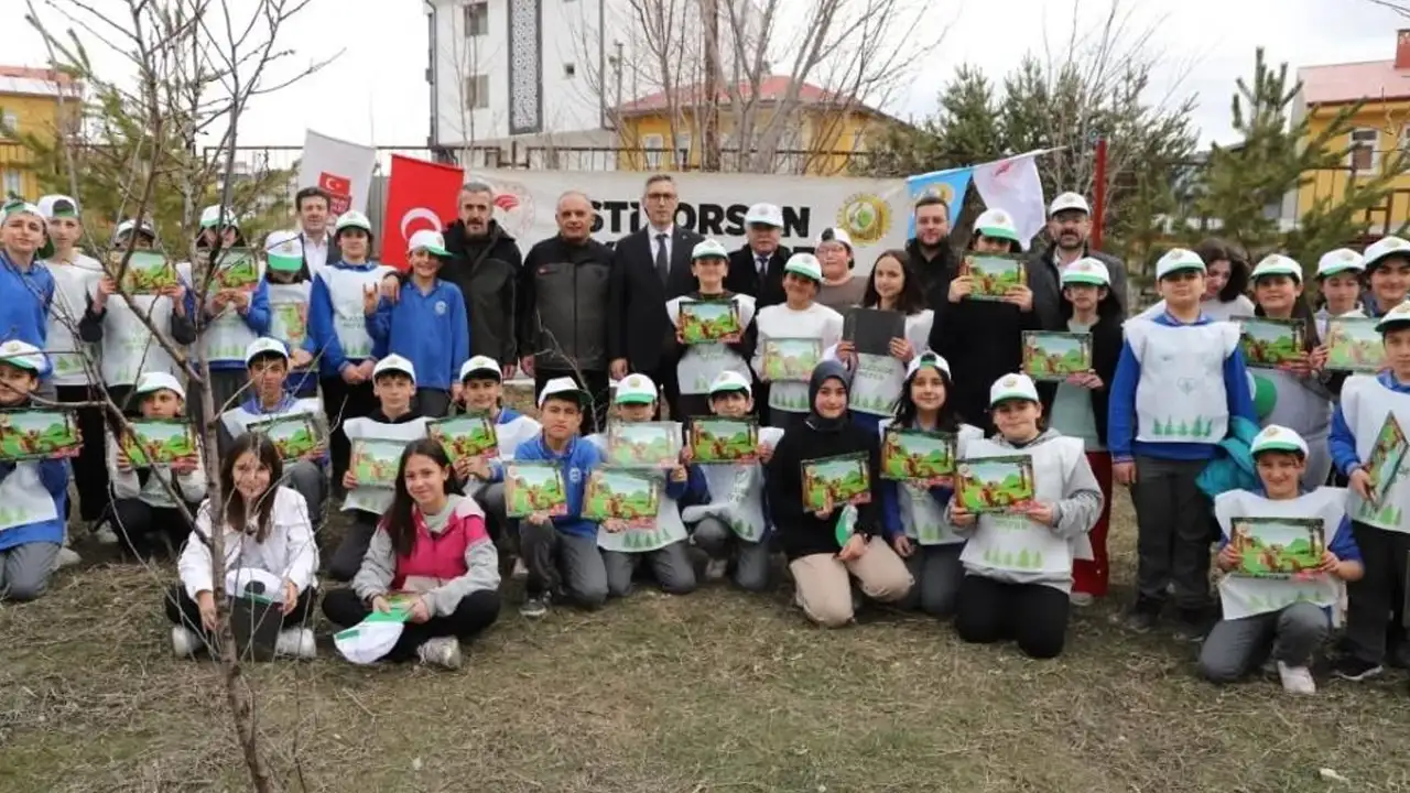 Bayburt’ta Orman Haftası’nda öğrenciler fidan dikti