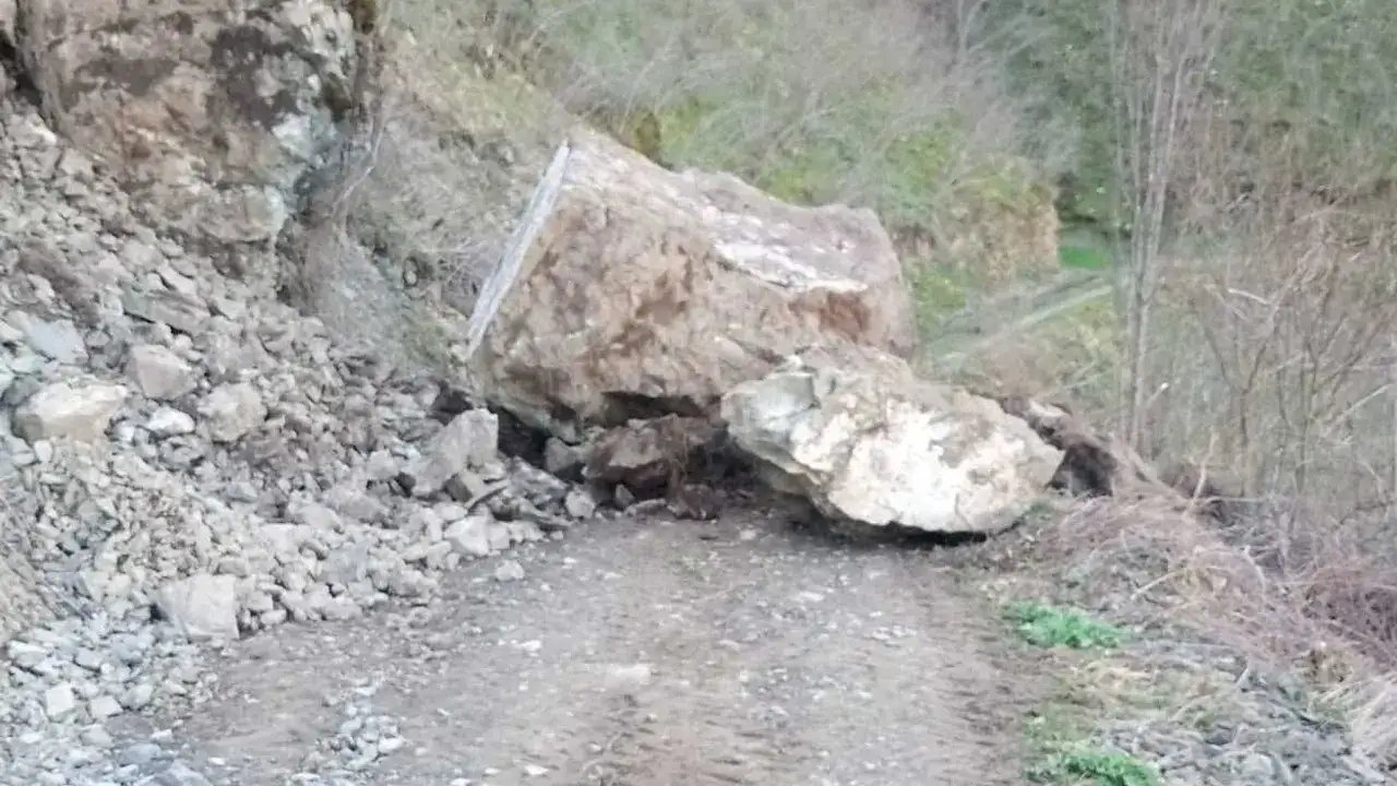 Kaya düşmesi 40 haneyi yoldan etti: Ulaşım durdu