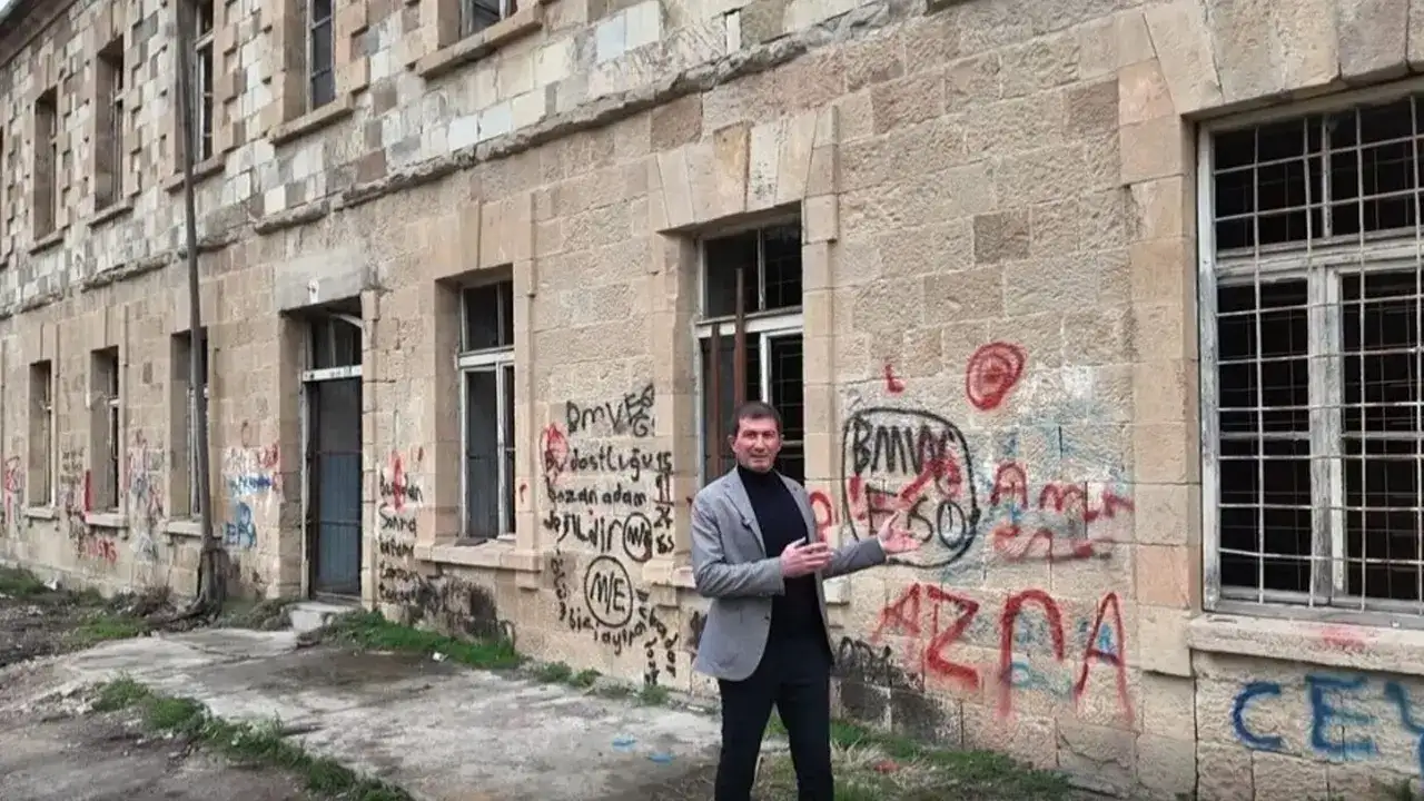 Tarihi binaya yapılan çirkin saldırıya belediye başkanından sert tepki